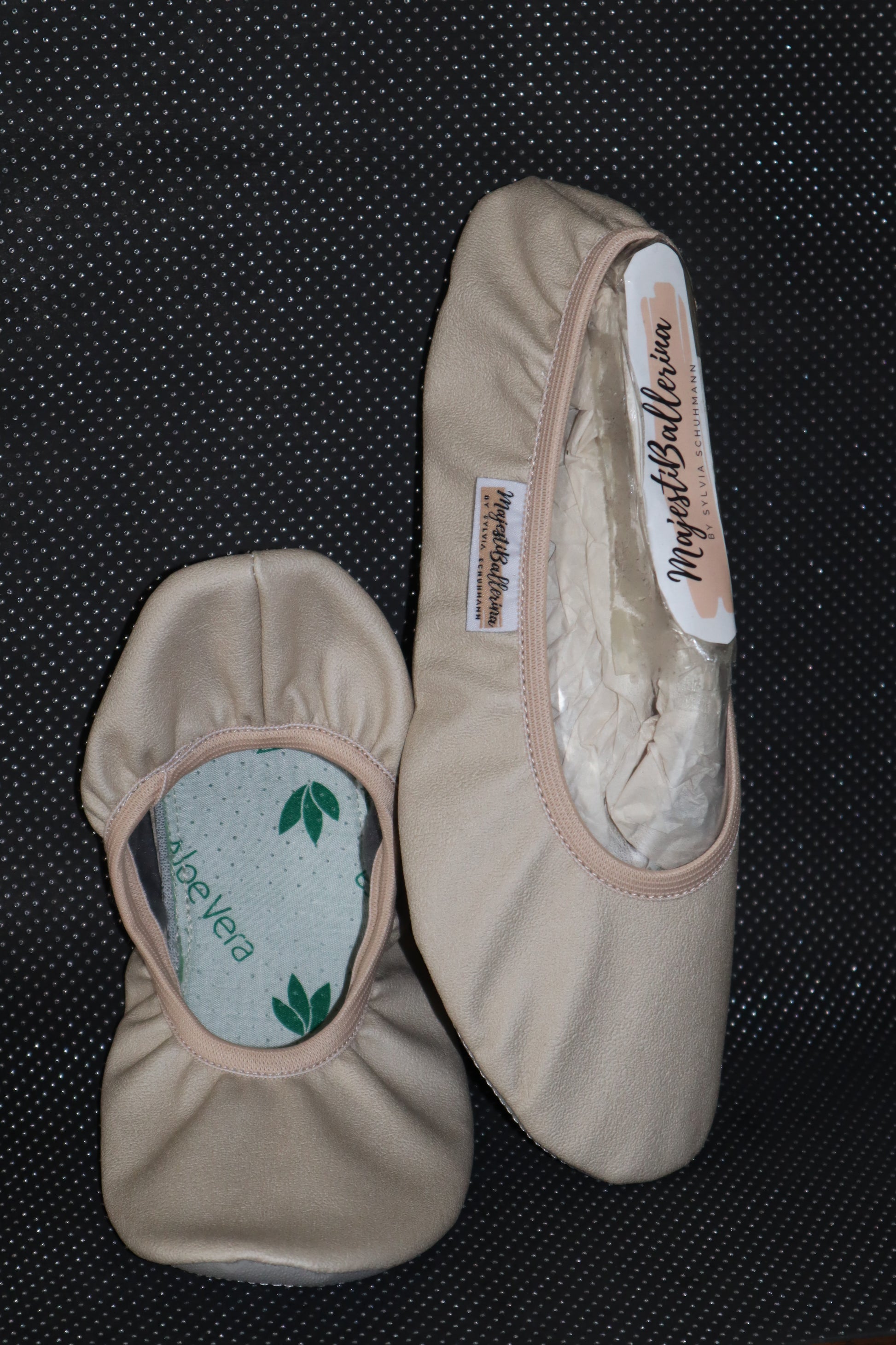 handmade vegan Gymnastikschuhe Schläppchen Majestiballerina Celia beige